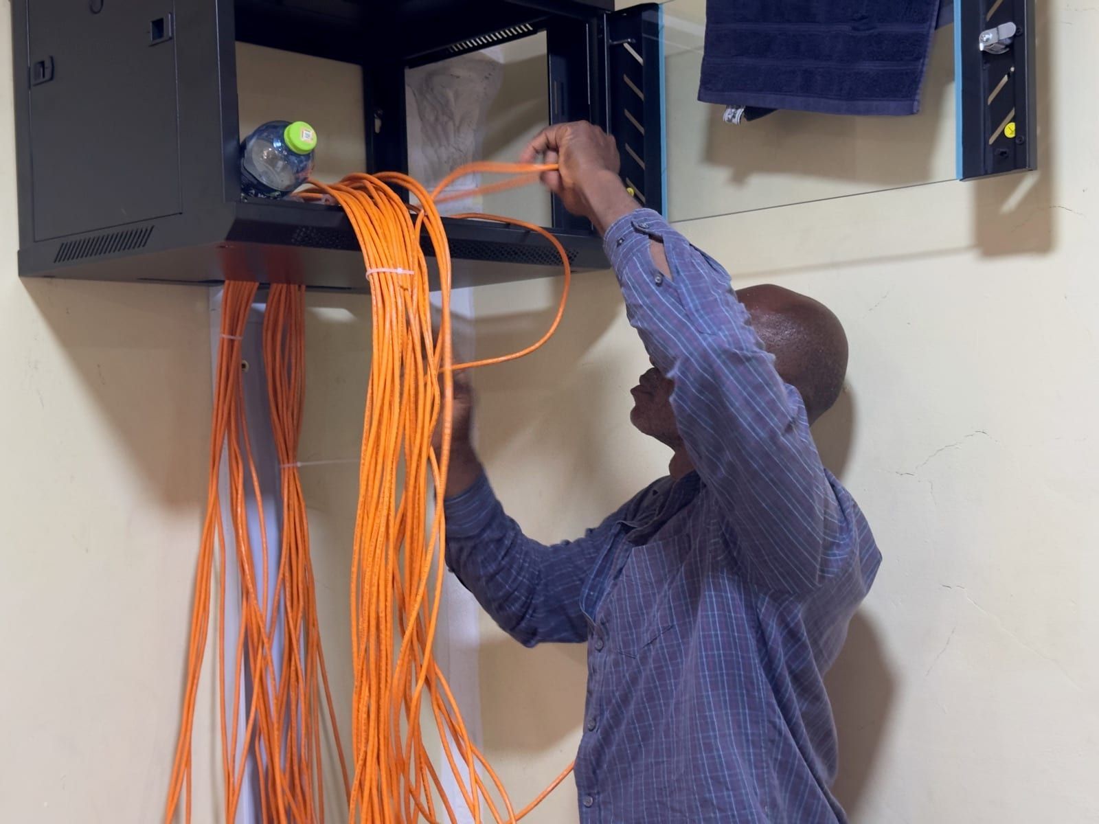 Netzwerkverkabelung im Serverschrank der Christian Life Academy