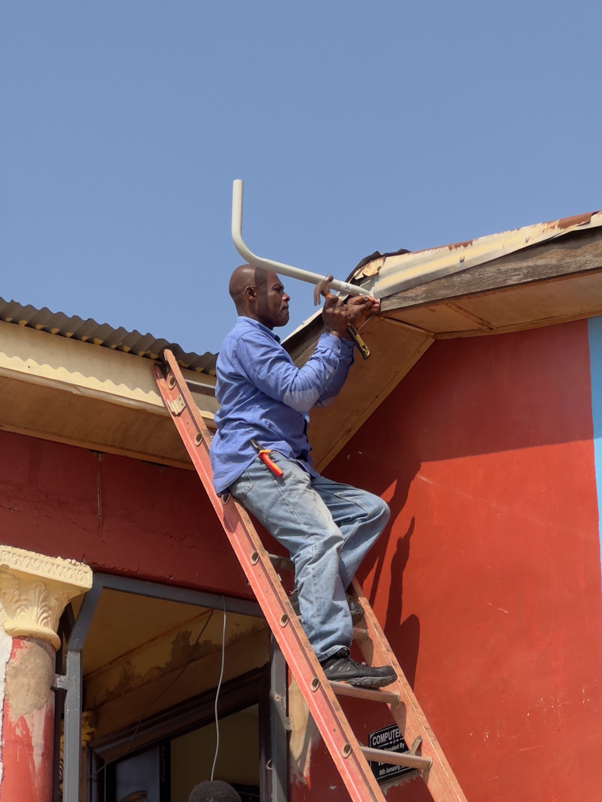 Starlink-Antenne wird auf dem Dach der Schule installiert