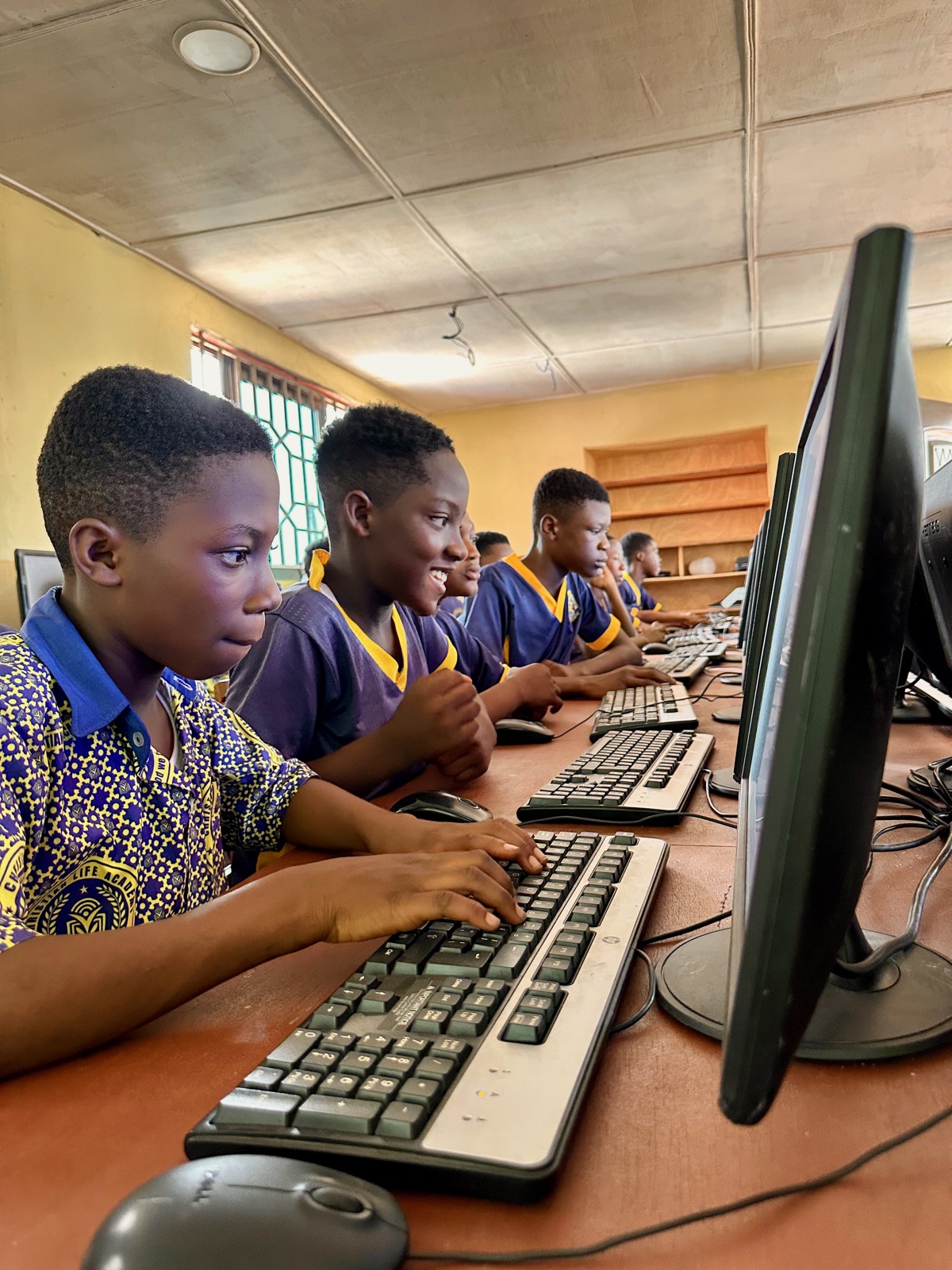 Schüler am Computer, konzentriert auf die Tastatur