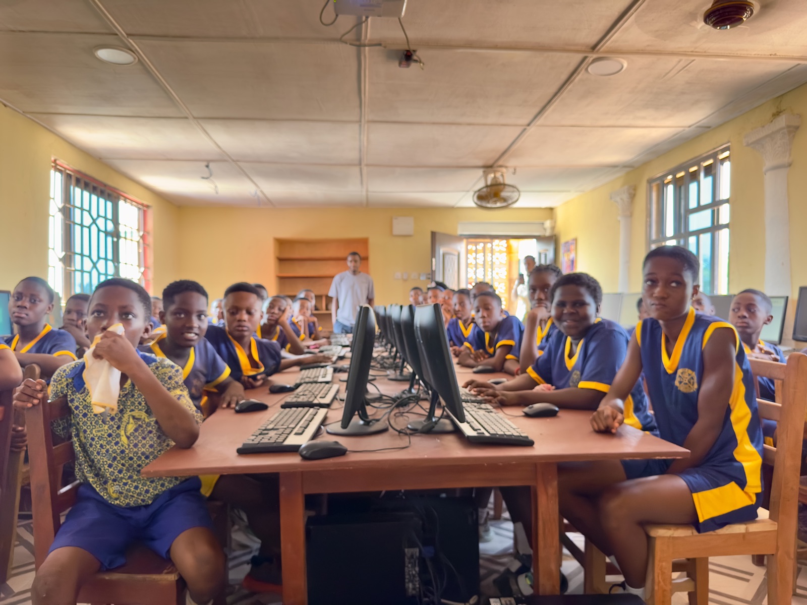 Schüler im Computerraum, Blick zur Kamera